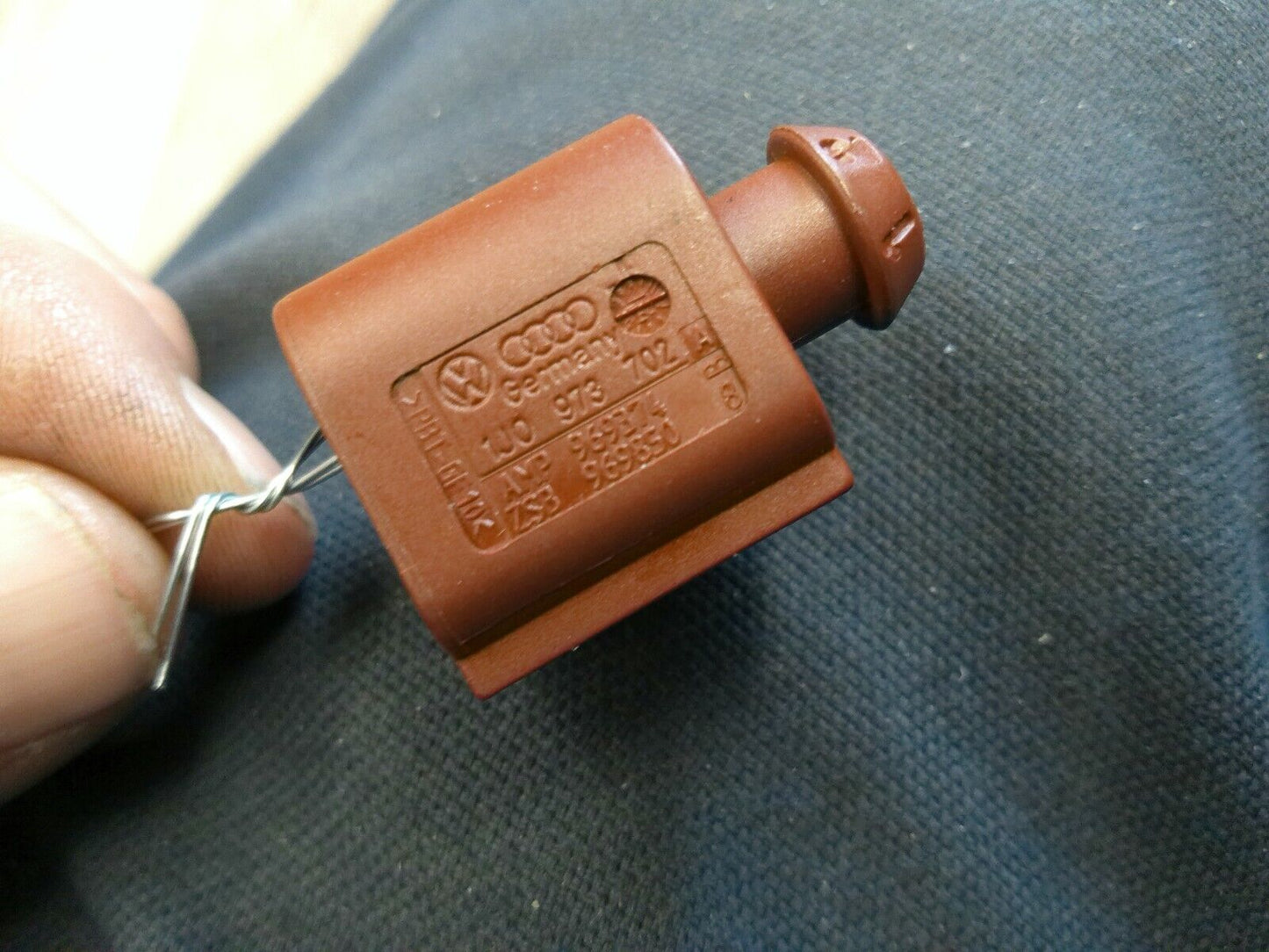 Genuine OEM AUDI Q7 4L FLAT CONTACT HOUSING BROWN 1J0973702A | OS3-03-A