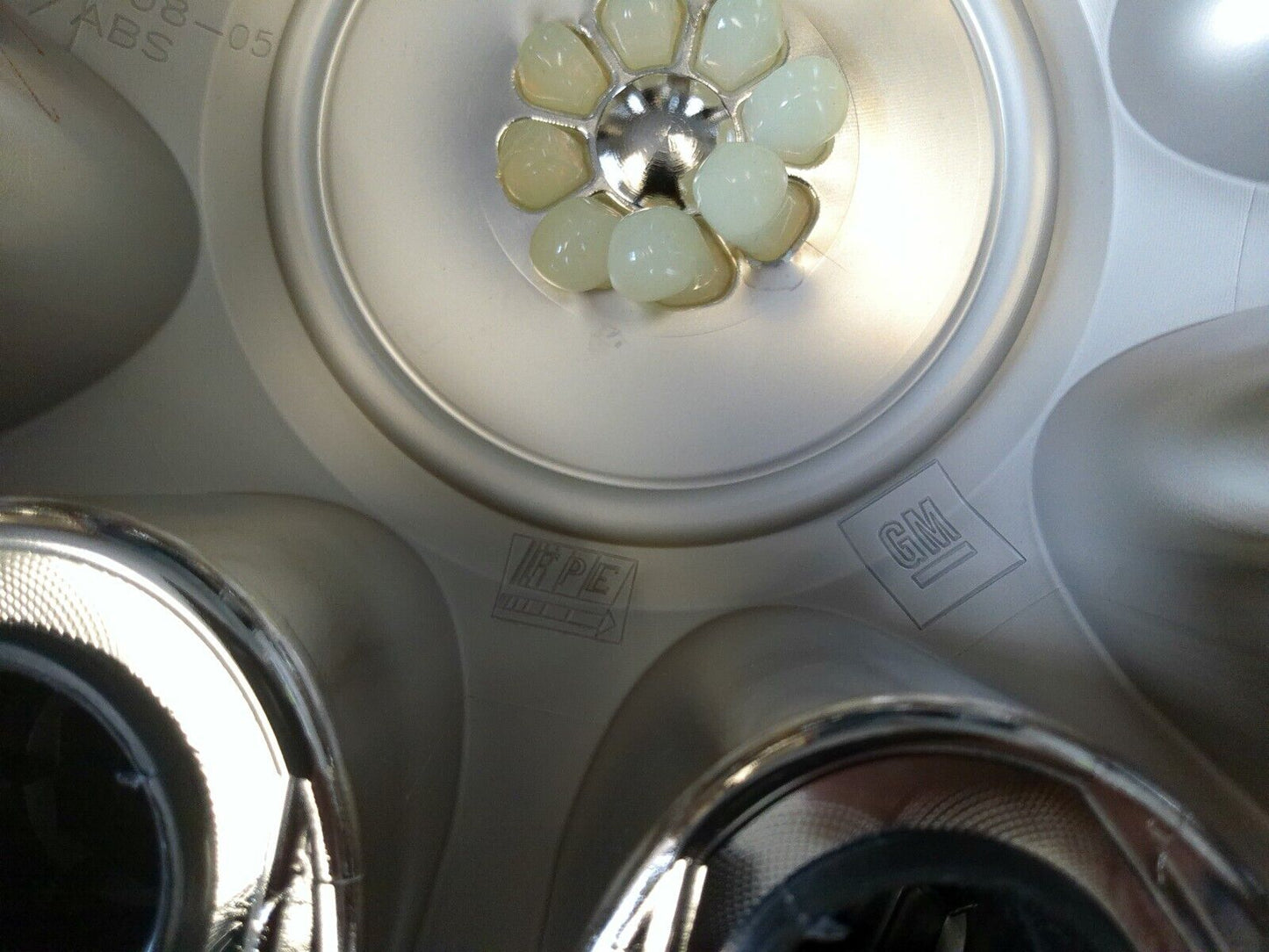 Genuine OEM GMC Sierra 3500 DRW Front Chrome Center Cap 9598470 | CS11-C