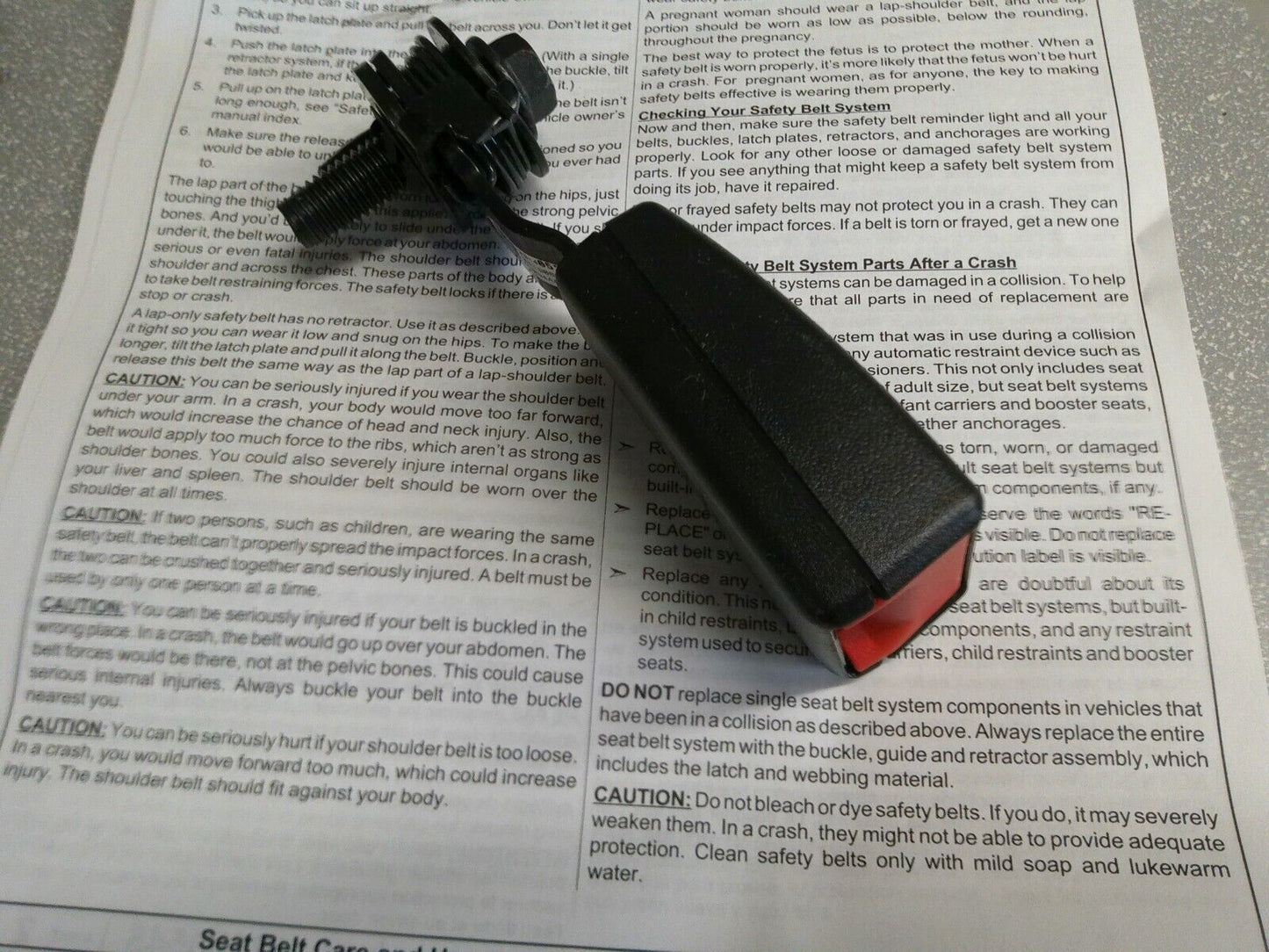 Genuine GM OEM 3rd Row Passenger Side Seat Belt Buckle 19301284 | CS12-D