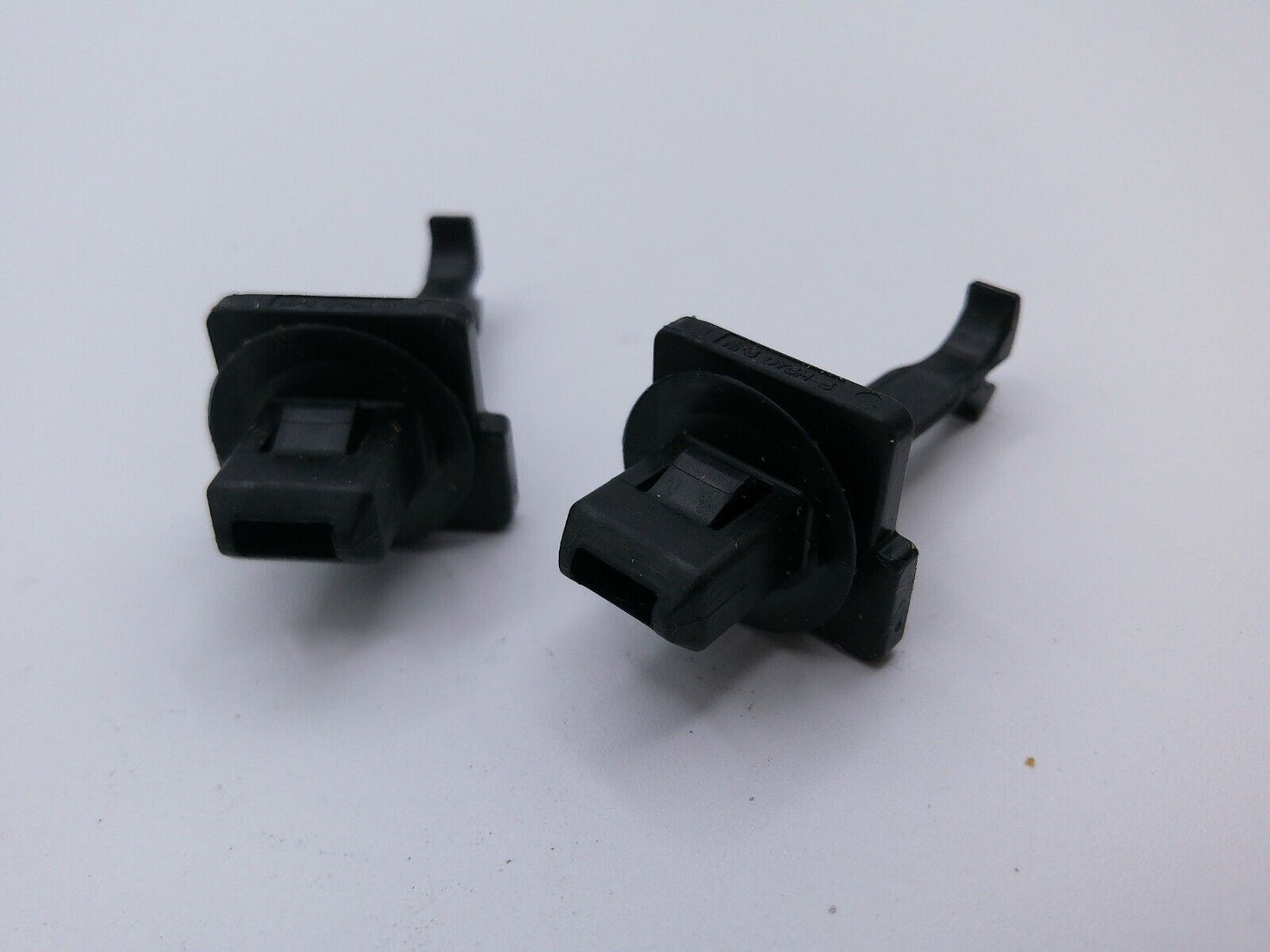 Lot of (2) Genuine OEM GM Windshield Molding Clips 19184760 | OS4-02-A