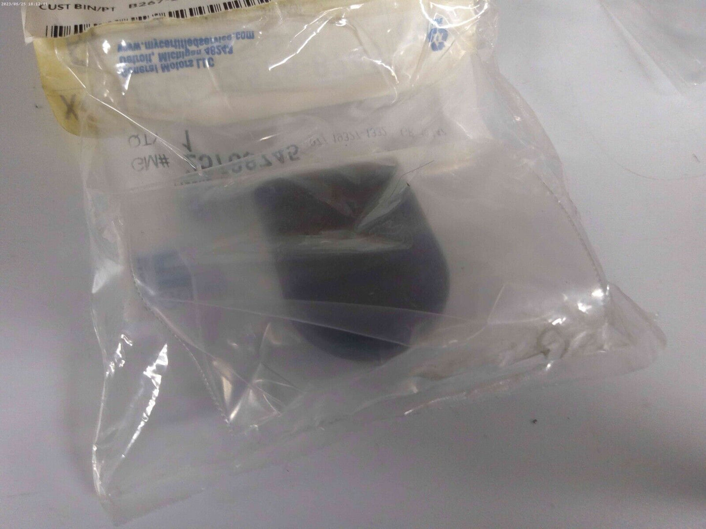 GM OEM 25788745 2010-16 Cadillac SRX Windshield Wiper Arm Cap | CS6-09