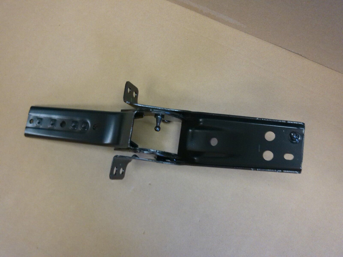 Genuine OEM GM Driver Side Tailgate Center Hinge 84644219 | CS10-EN-T