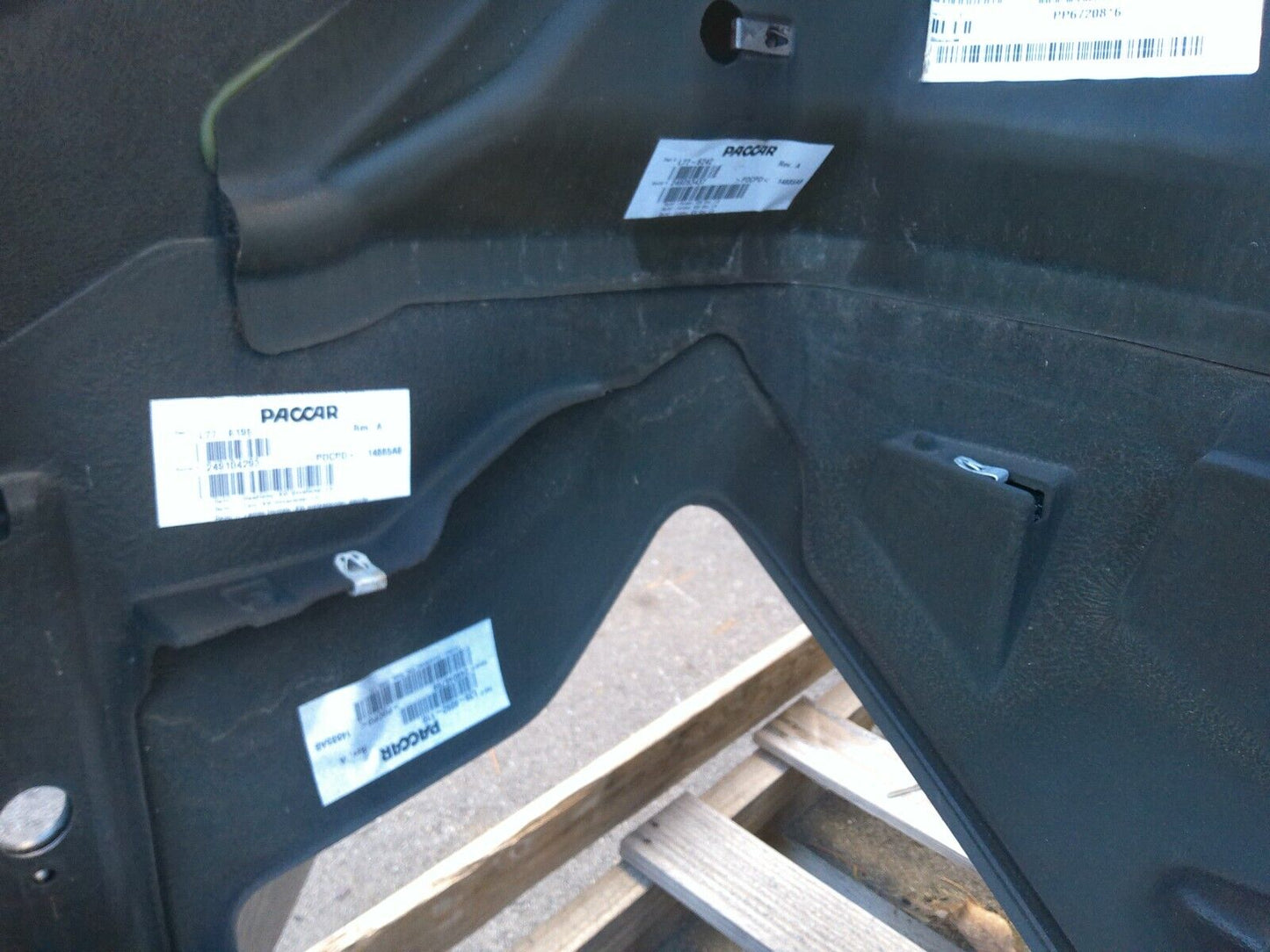 Kenworth T880 OEM Hood Assembly - NEW - IN CRATE # L29-6223-2000000