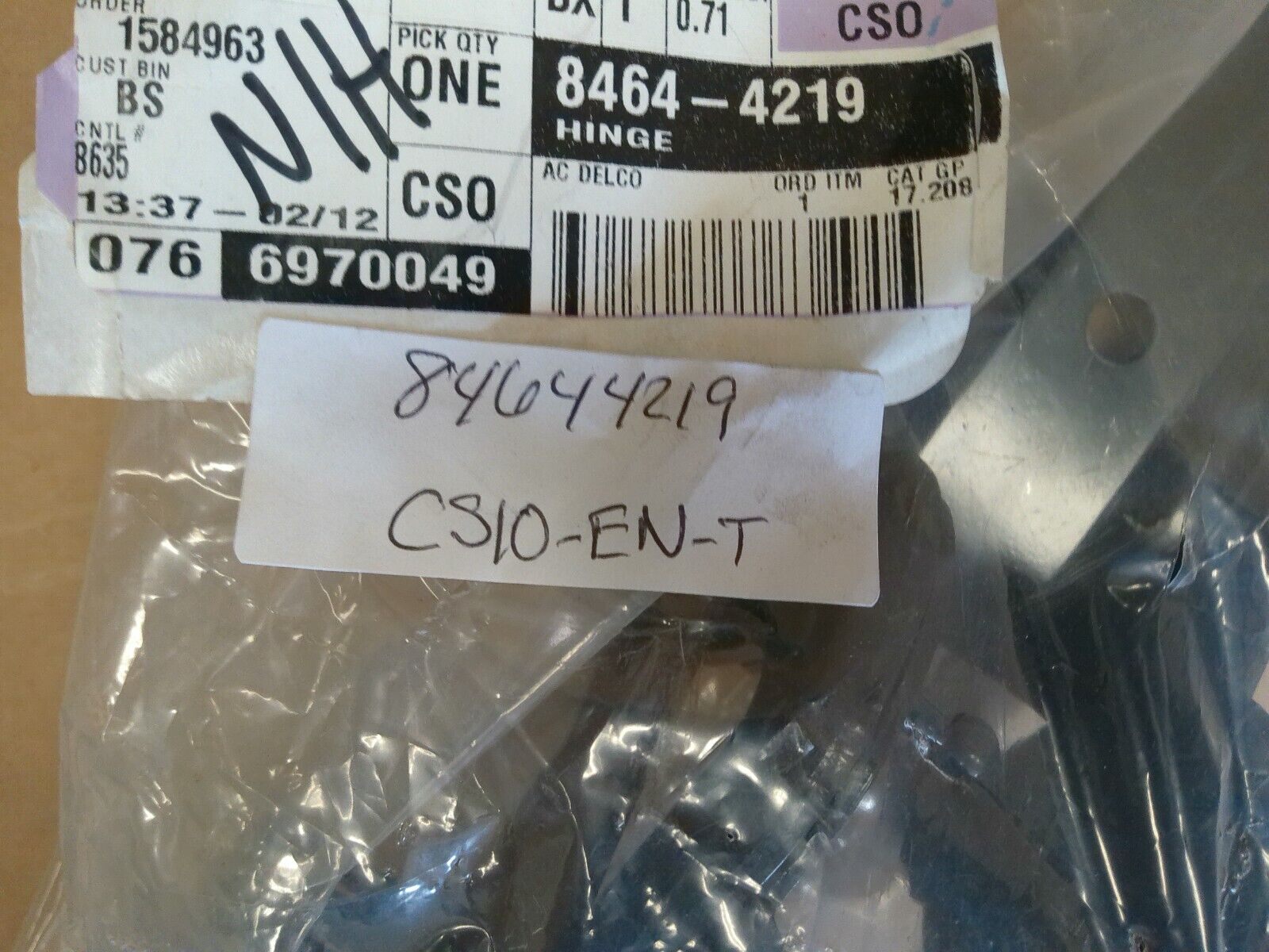 Genuine OEM GM Driver Side Tailgate Center Hinge 84644219 | CS10-EN-T