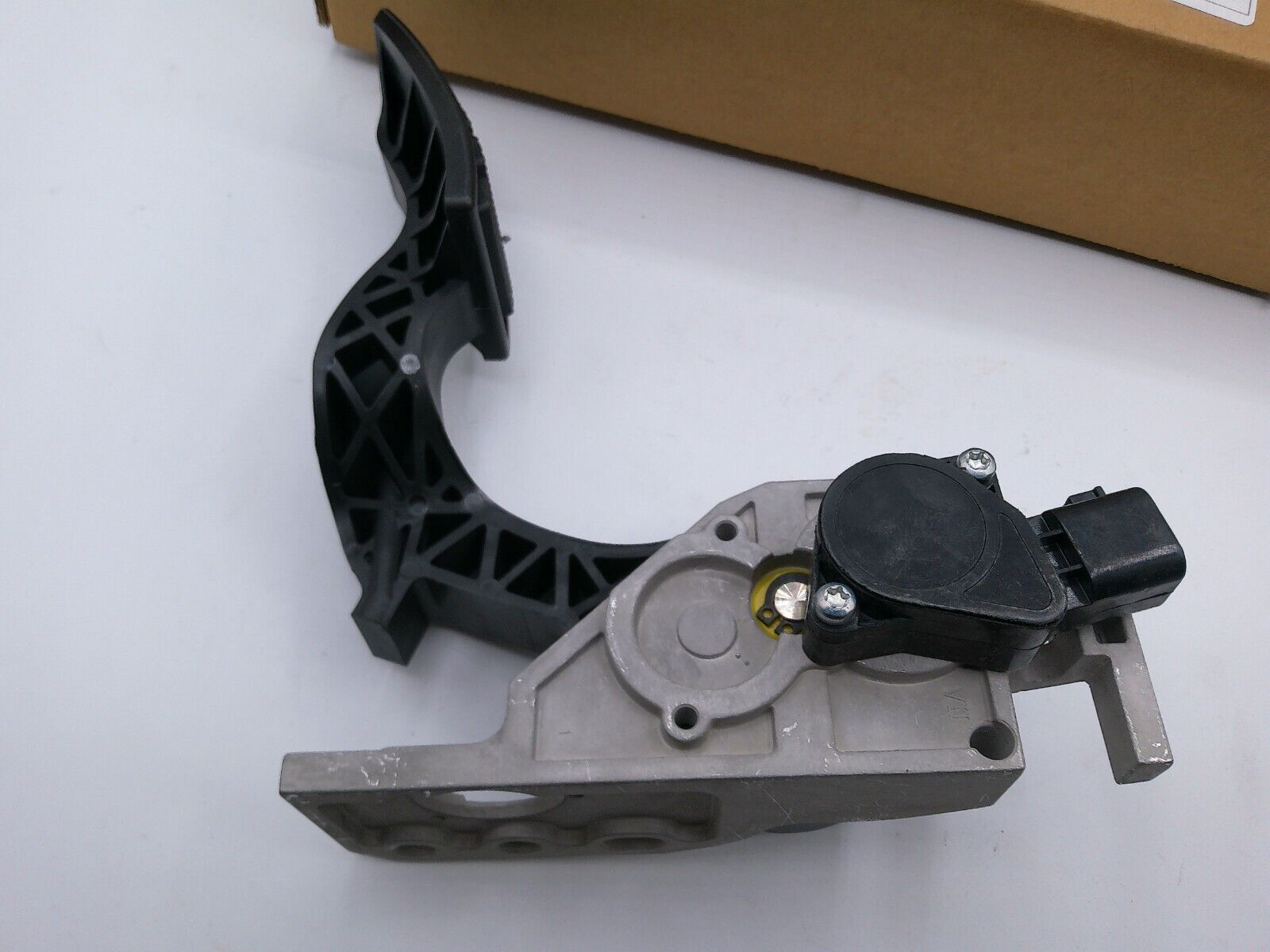 Genuine OEM VOLVO ACCELLERATOR PEDAL Assembly 23385330 | CS13-B