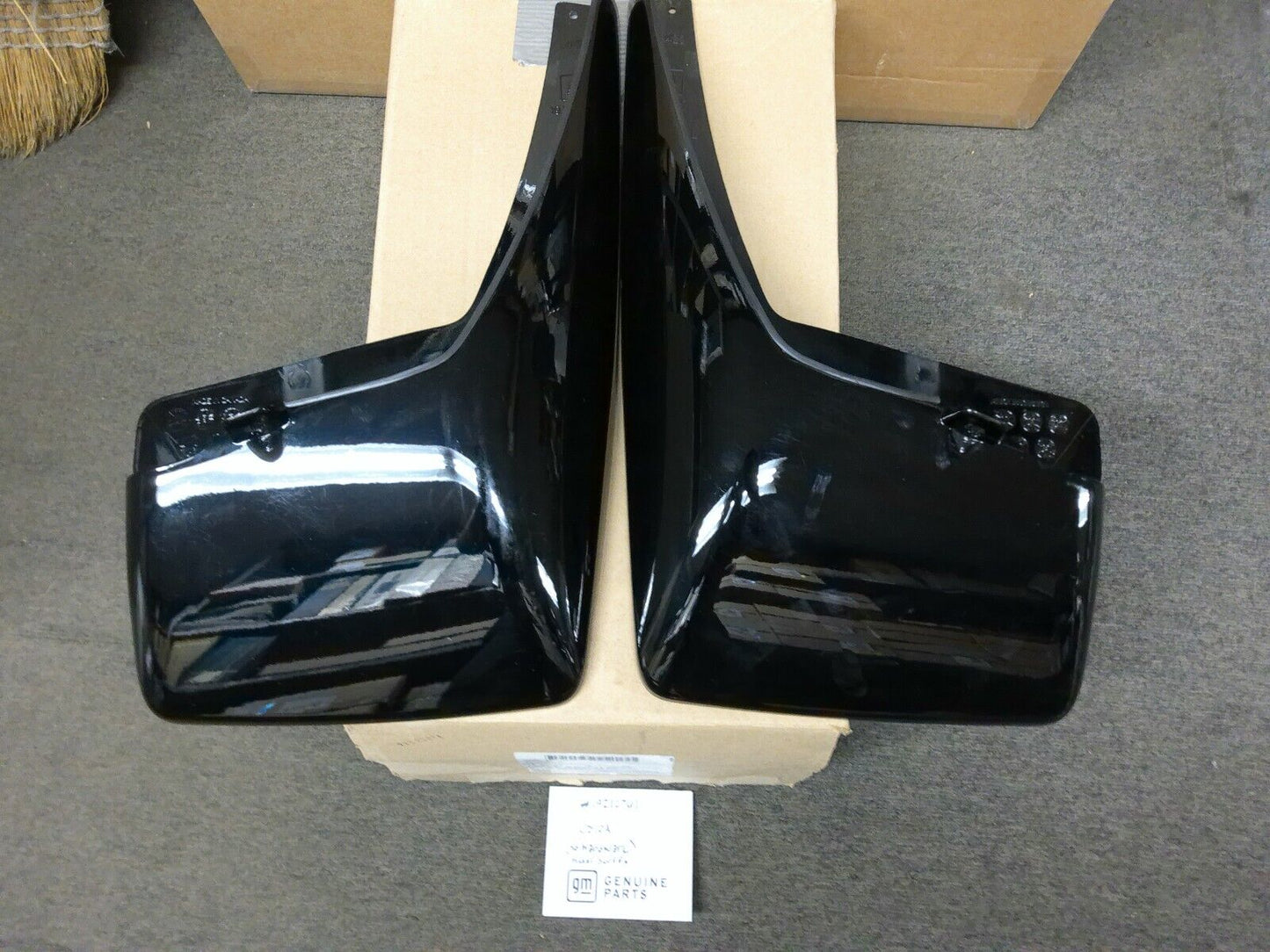 OEM GM Front Molded Splash Guards Gloss Black 19212761 *missing hrdwr* | CS10A