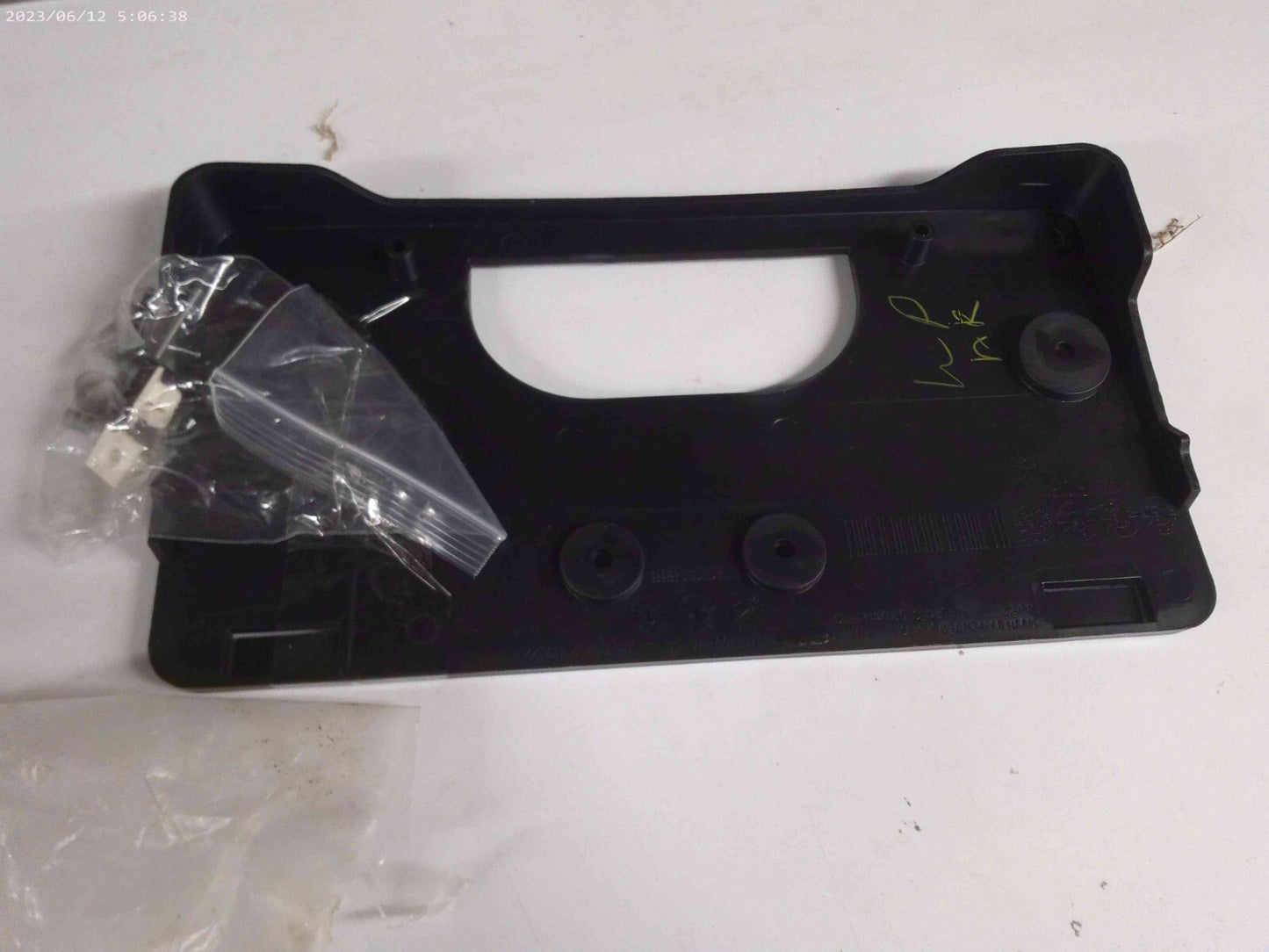 03-06 GMC SIERRA FRONT LICENSE PLATE MOUNT Genuine oem GM # 15199886  | CS17-F