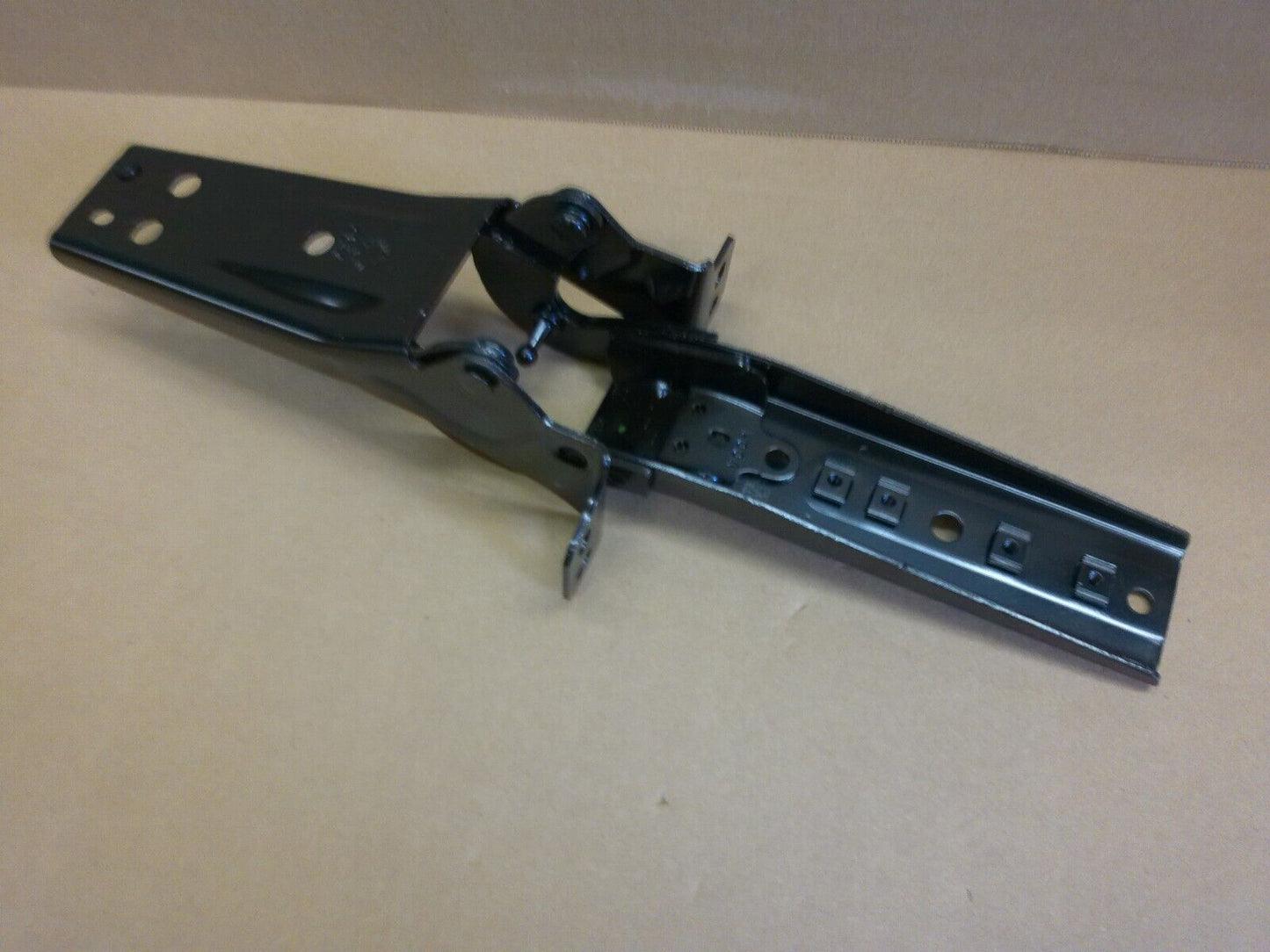 Genuine OEM GM Driver Side Tailgate Center Hinge 84644219 | CS10-EN-T