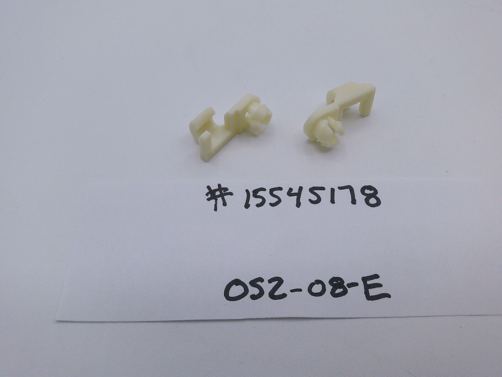 Lot of (2) GM OEM Tail Gate Hatch-Handle Retainer Clip 15545178 | OS2-08-E