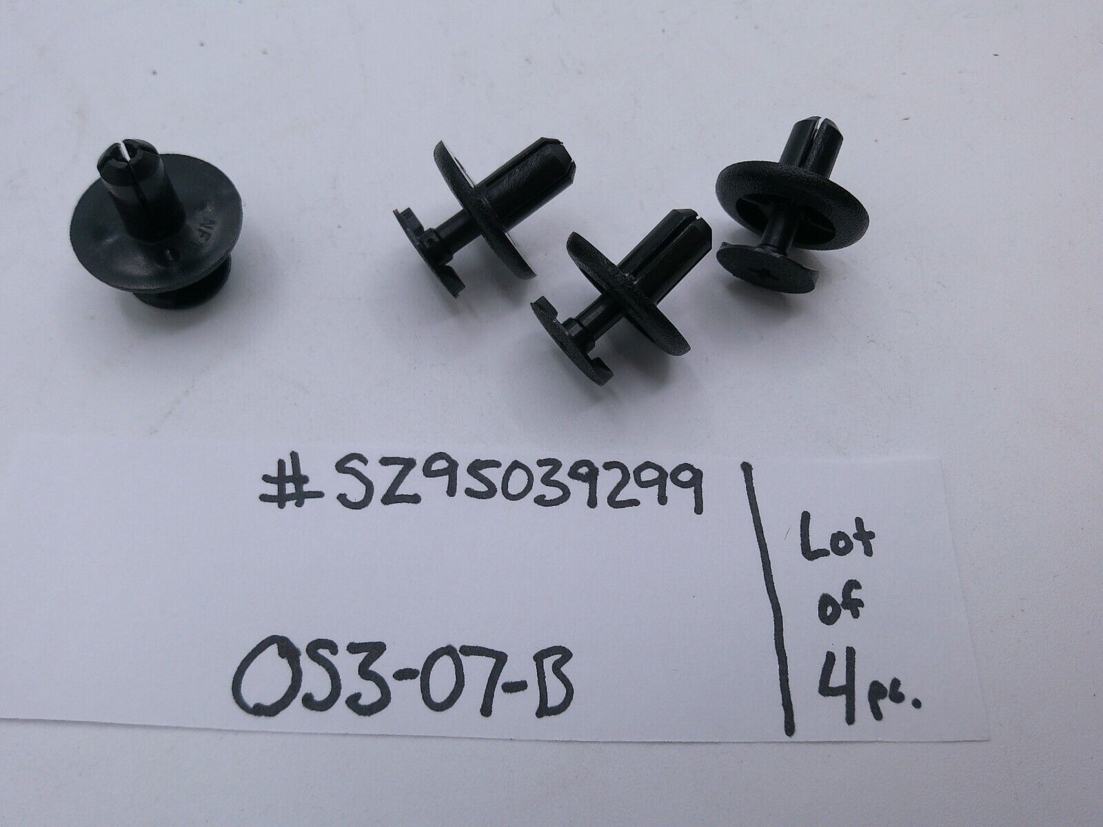 OEM Hino SZ95039299 SZ950-39299 Lot of (4pcs) Head Light Retainers | OS3-07-B