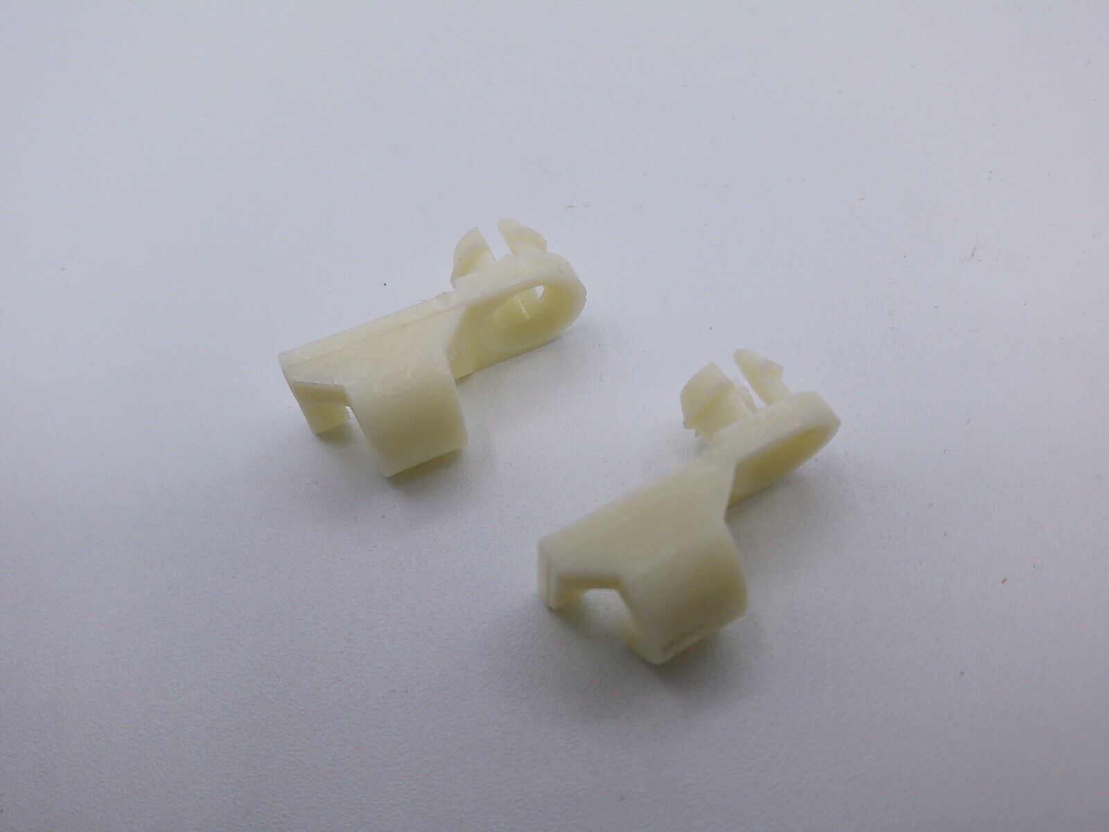 Lot of (2) GM OEM Tail Gate Hatch-Handle Retainer Clip 15545178 | OS2-08-E