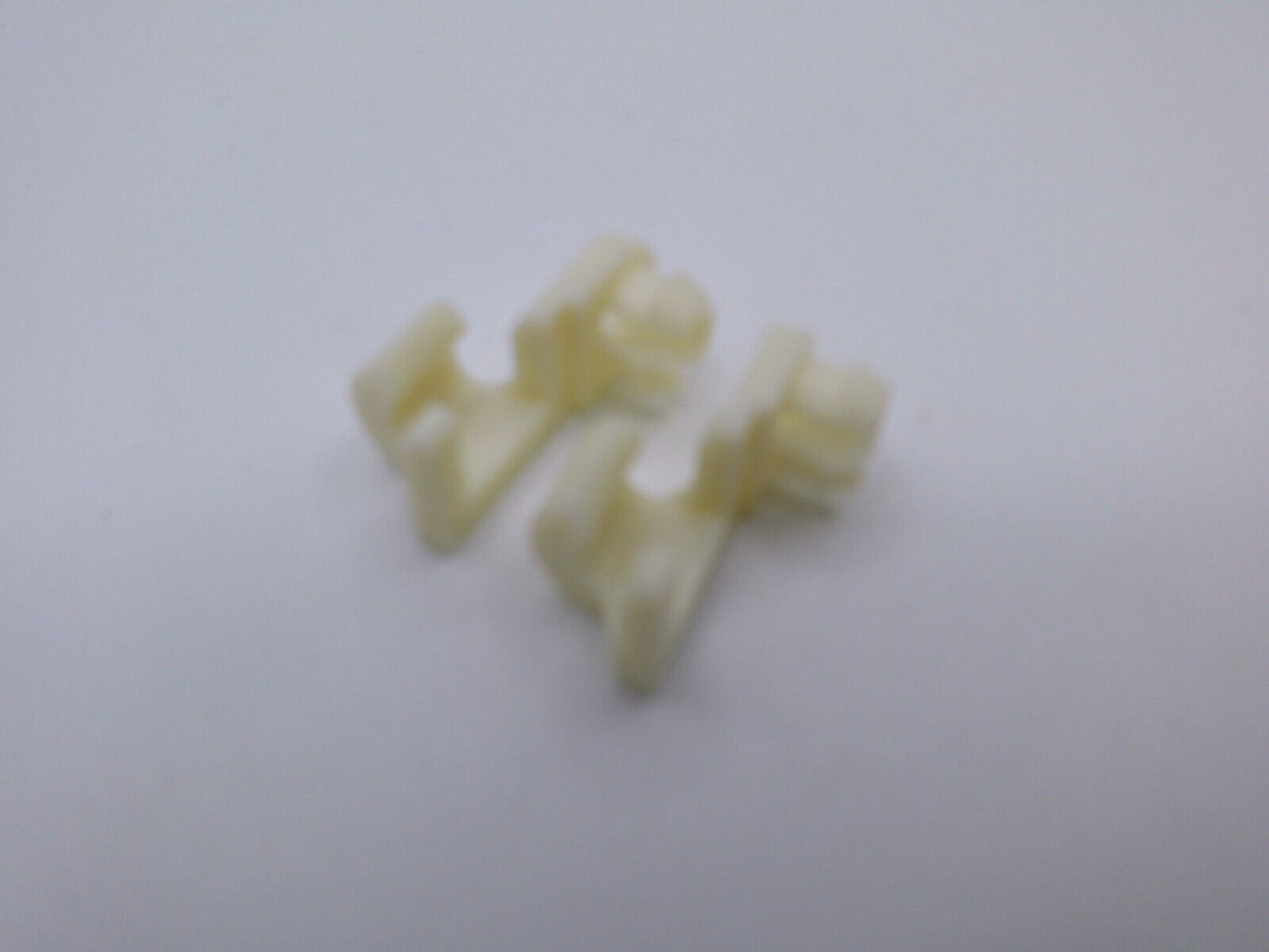 Lot of (2) GM OEM Tail Gate Hatch-Handle Retainer Clip 15545178 | OS2-08-E
