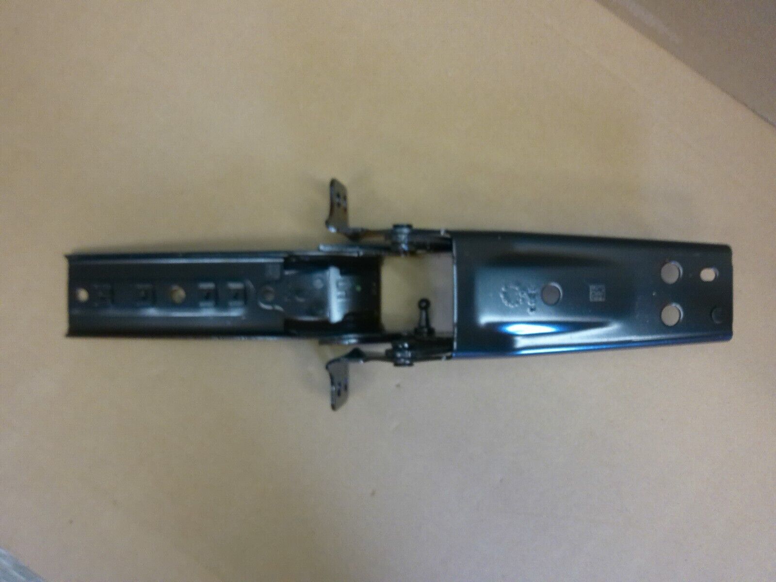 Genuine OEM GM Driver Side Tailgate Center Hinge 84644219 | CS10-EN-T