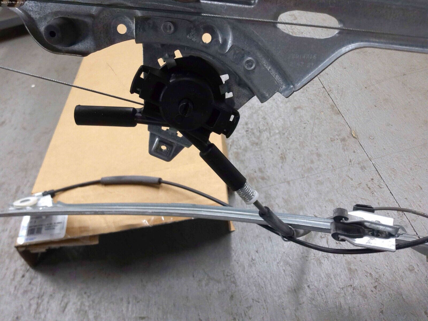 GM GENUINE PARTS - OEM Window Regulator (No Motor) 20914716 | CS16-B