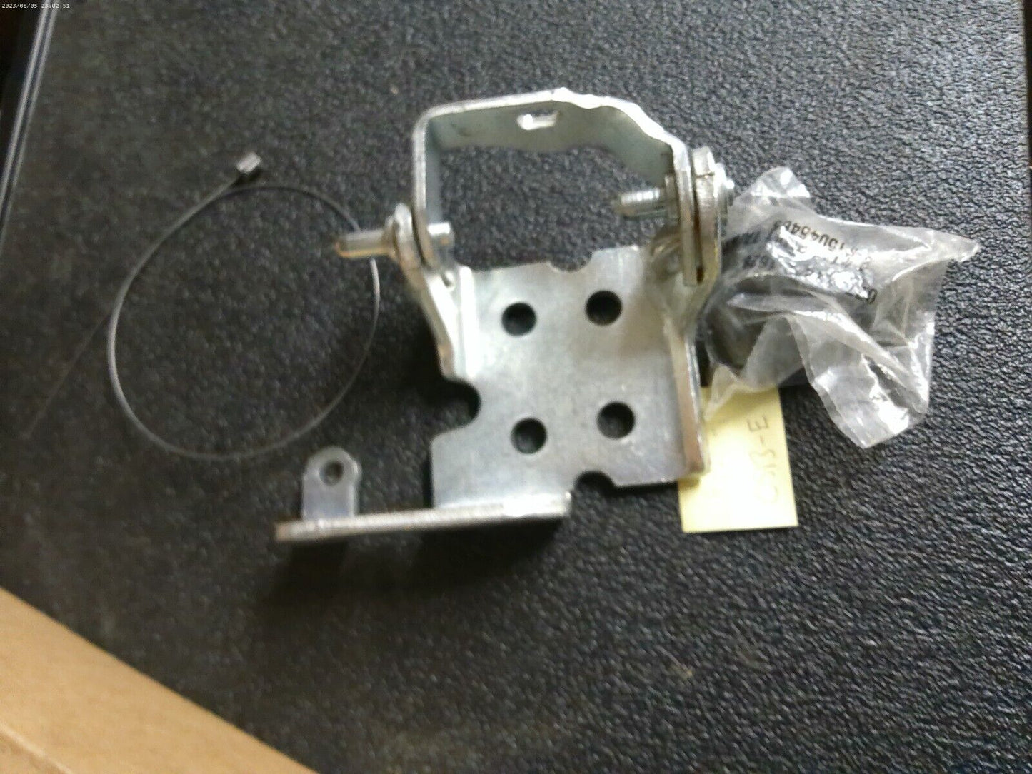GM  19354133  Driver Side Front Body Side Door Hinge Kit | CS13-E