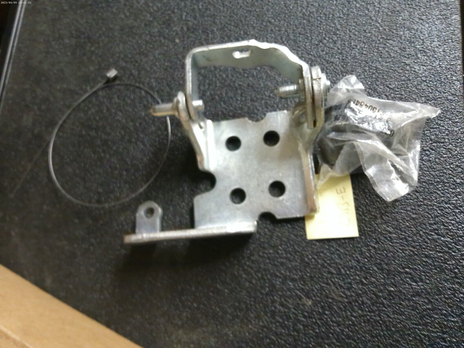 GM  19354133  Driver Side Front Body Side Door Hinge Kit | CS13-E