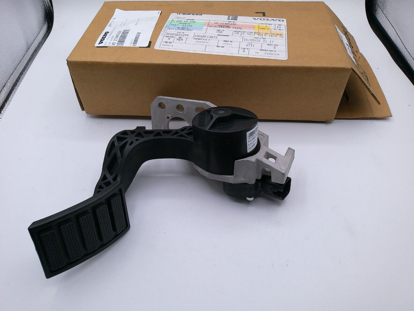 Genuine OEM VOLVO ACCELLERATOR PEDAL Assembly 23385330 | CS13-B