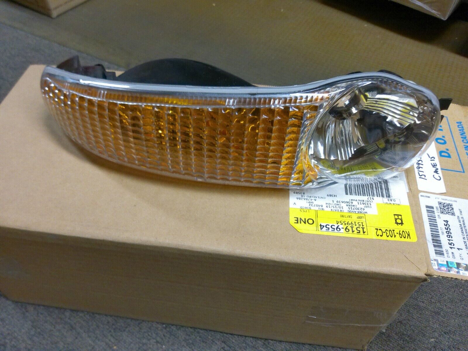 Genuine OEM GM Driver Side Turn Signal Light 15199554 | CAVE15